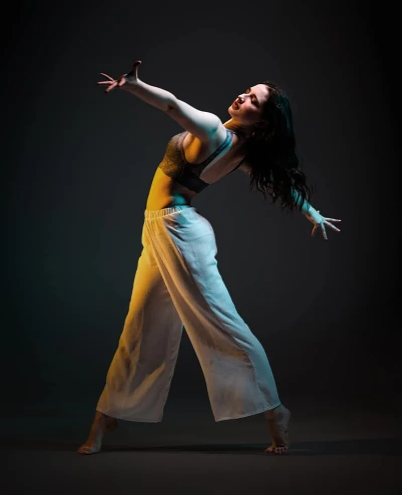 Danseuse en mouvement sur scène