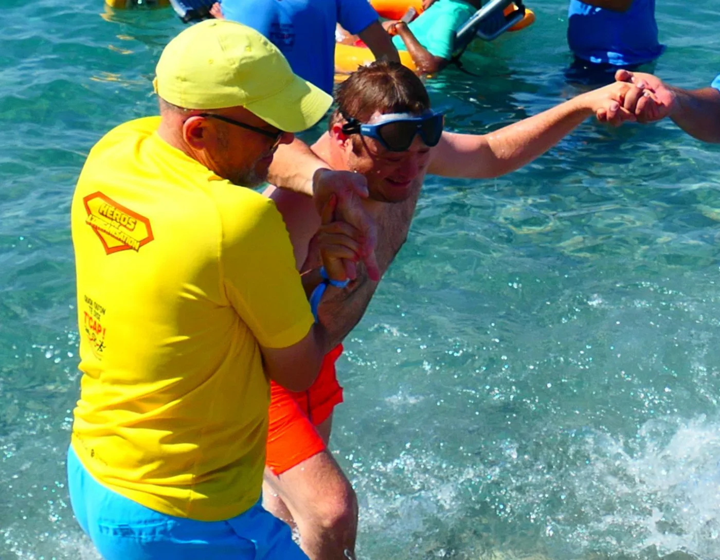 Un jeune d'API-END accompagné dans l'eau lors de La Guinguette de T'CAP