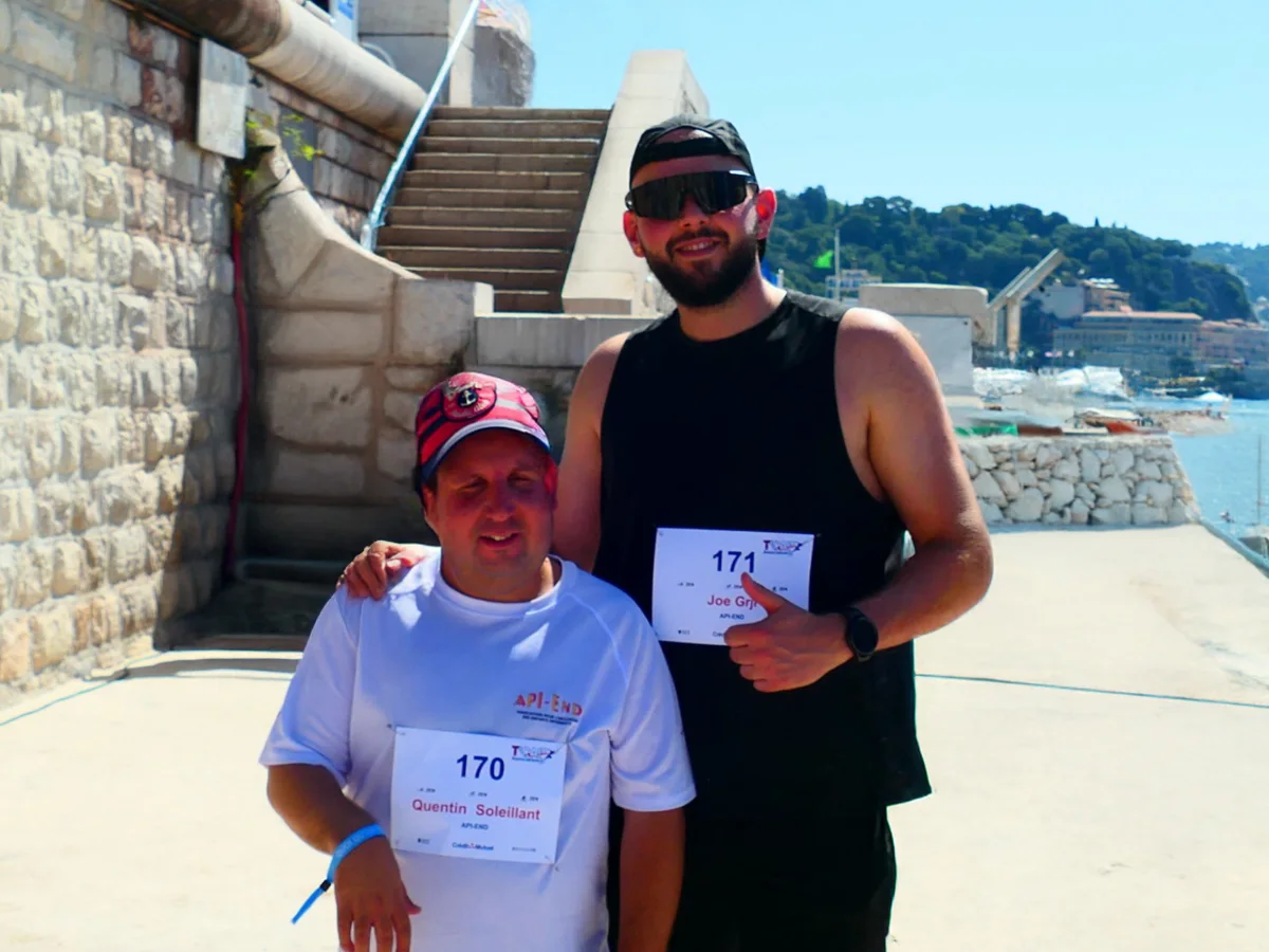 Deux participants d'API-END avec leur dossard avant le départ
