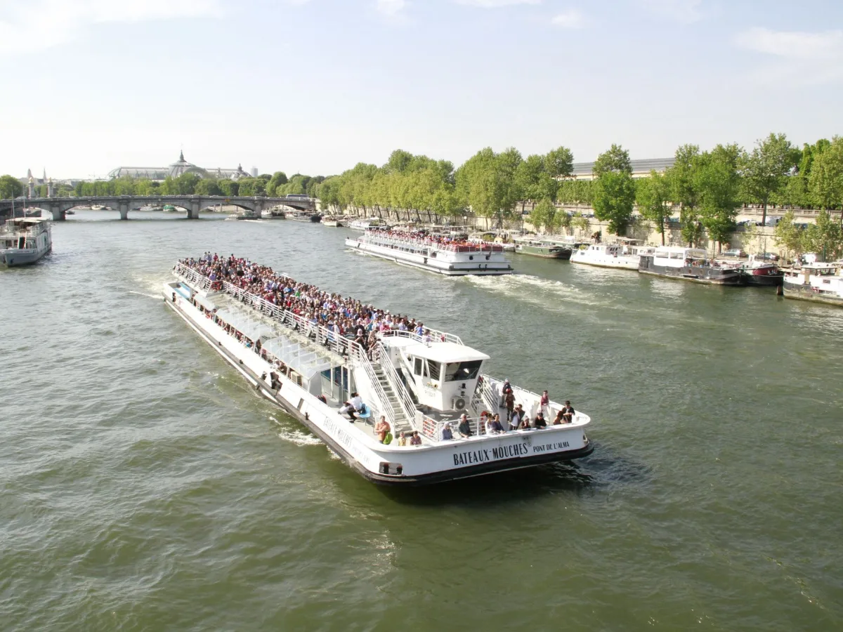 Bateaux-mouches naviguant sur la Seine au cœur de Paris