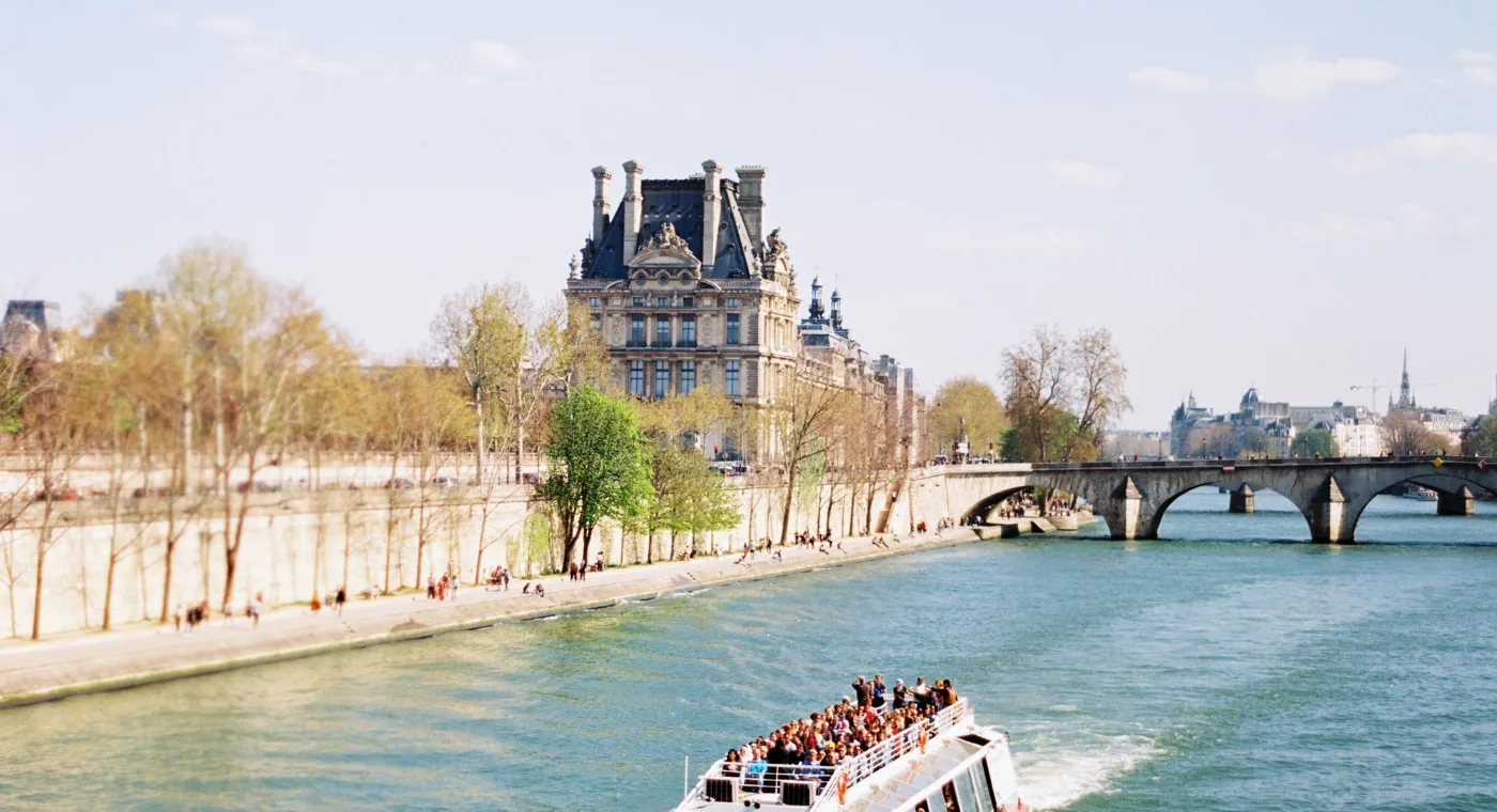 Passagers à bord d'un bateau de croisière sur la Seine à Paris