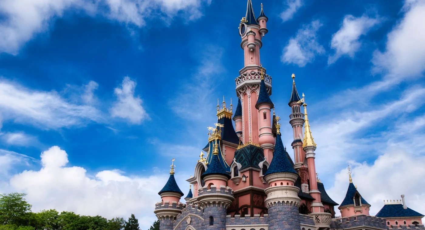 Le château de Disneyland Paris sous un ciel bleu