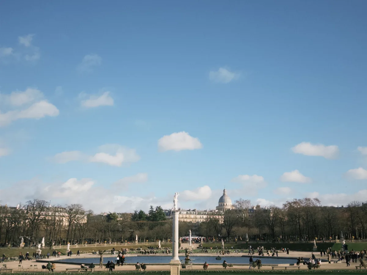 Promeneurs installés dans le jardin des Tuileries à Paris