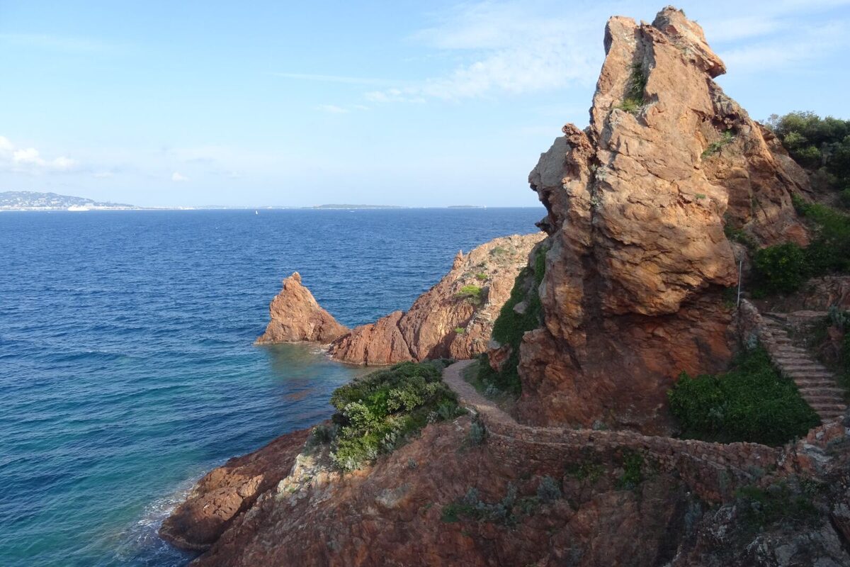 Sentier côtier de la Pointe de l'Aiguille au-dessus de la Méditerranée