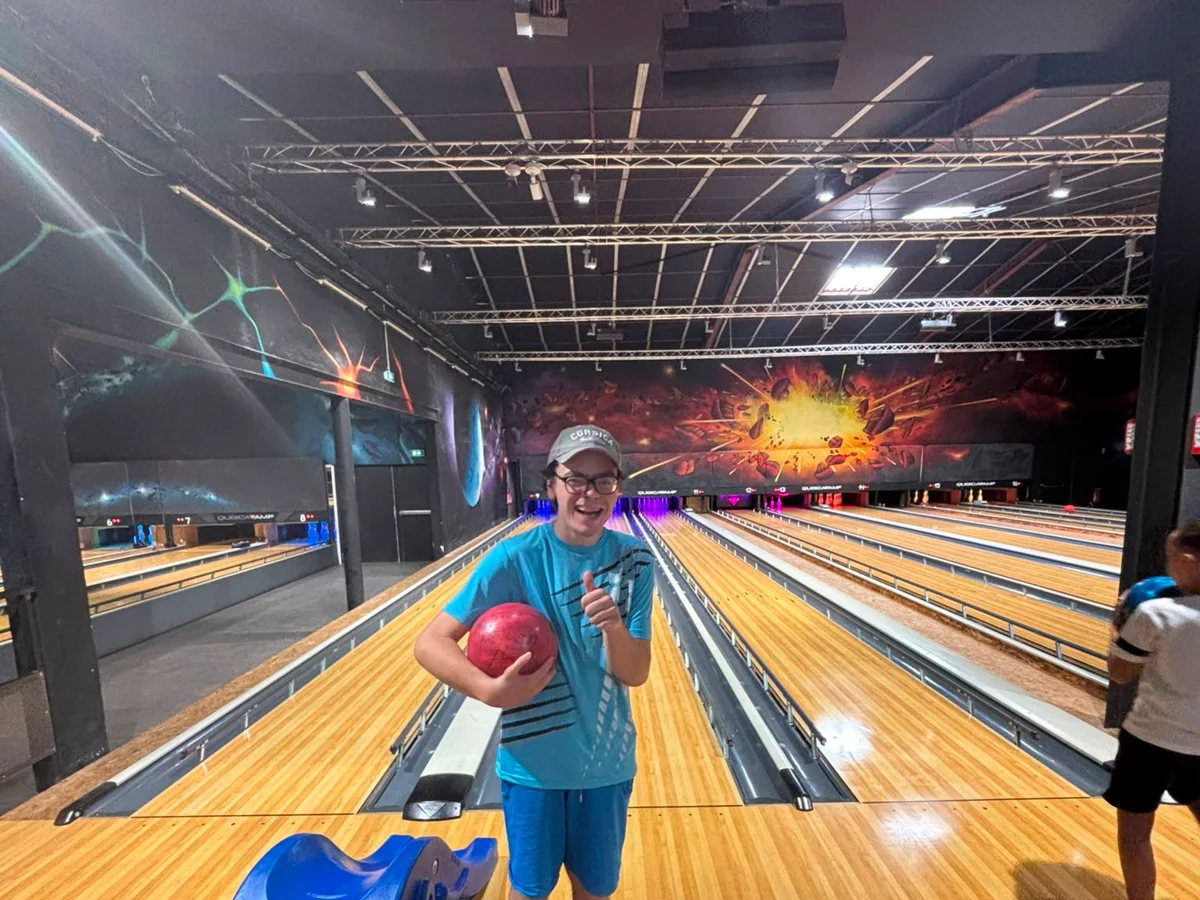 Lancer de boule lors de la sortie bowling