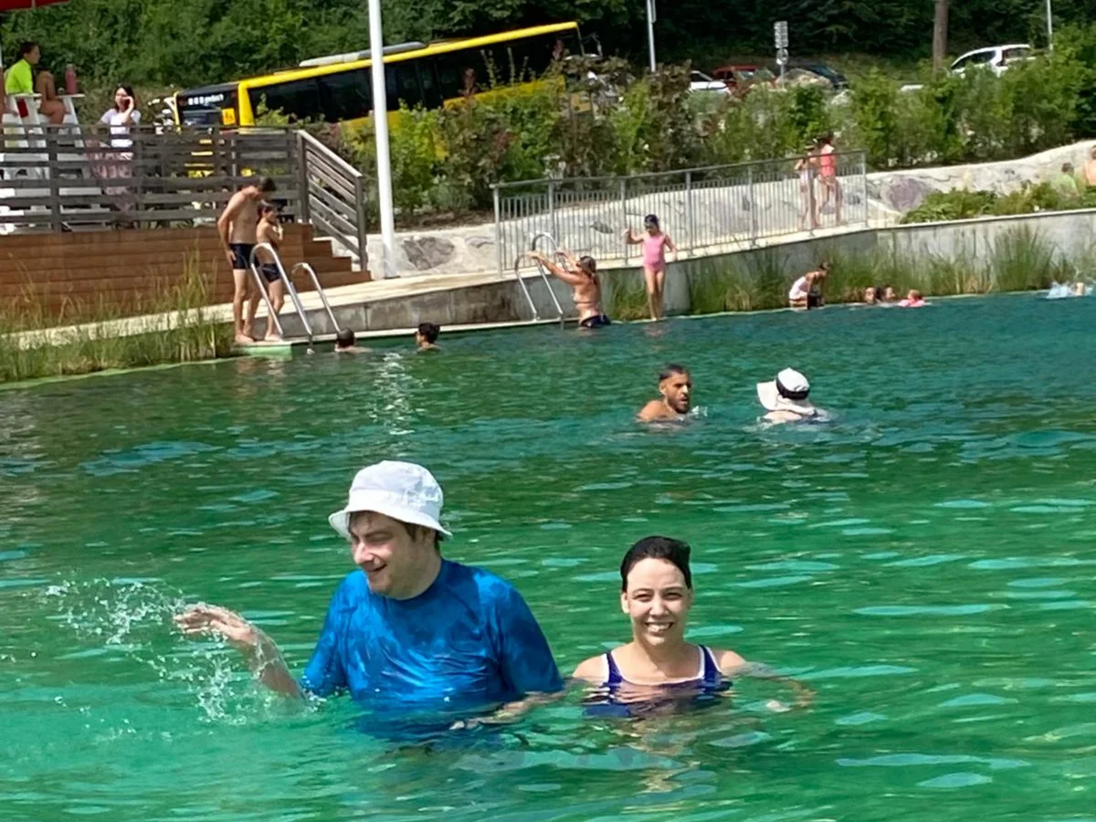 Deux participants dans l'eau de la piscine naturelle
