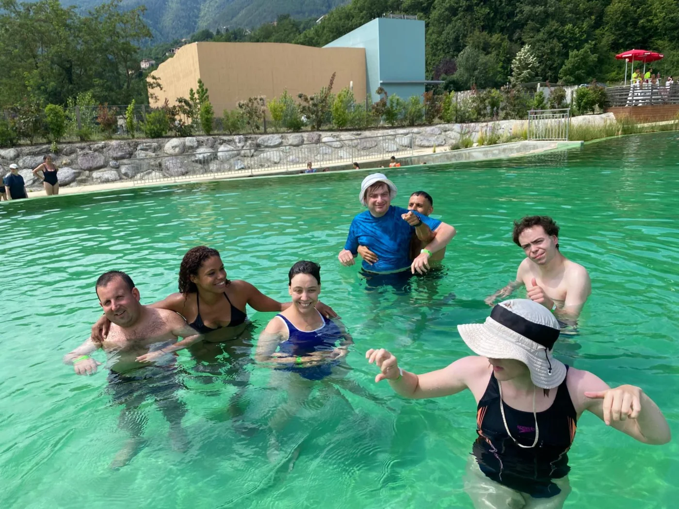 Le groupe réuni dans la piscine naturelle lors de la première semaine