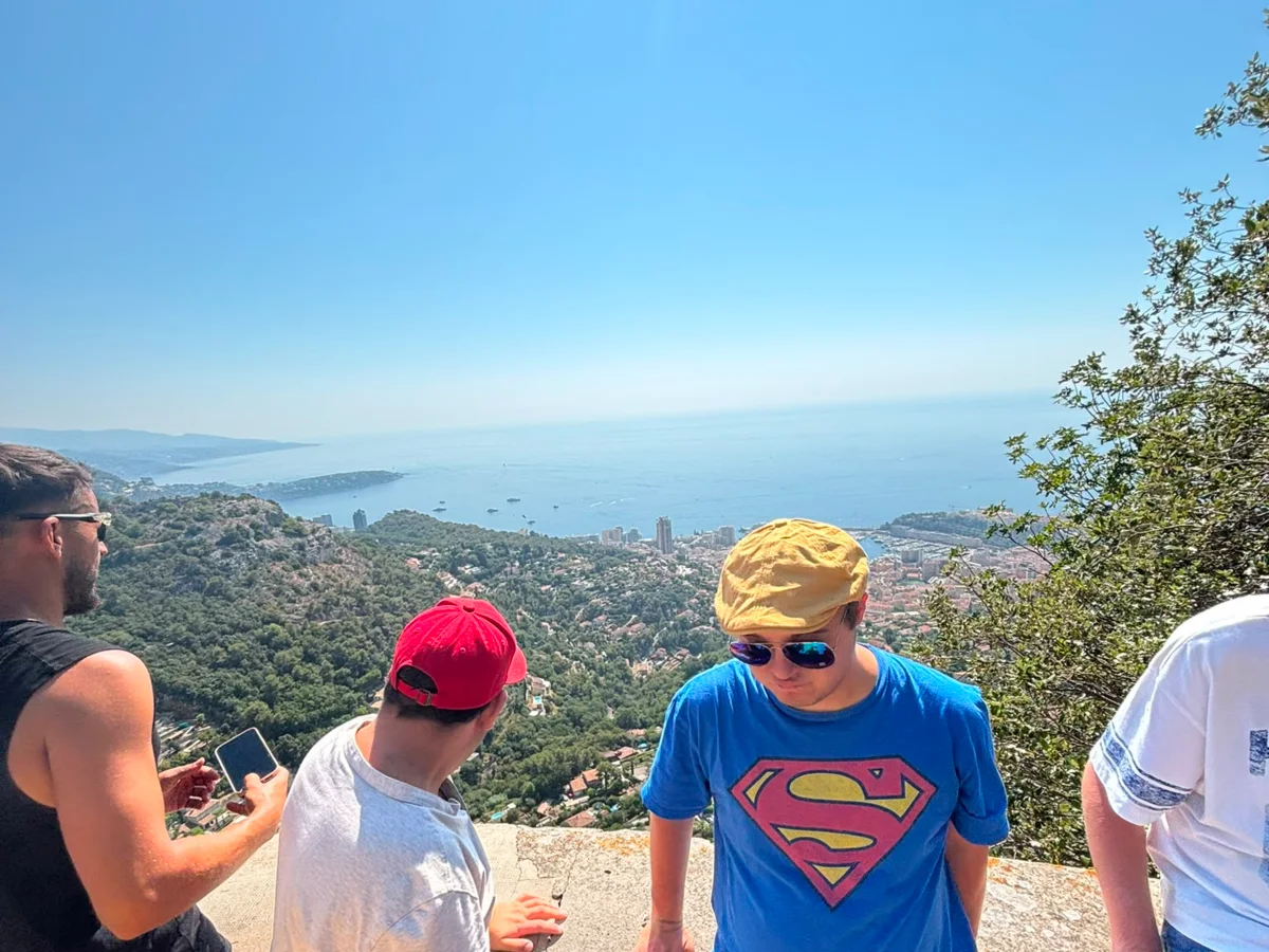 Pause face au panorama sur la côte méditerranéenne