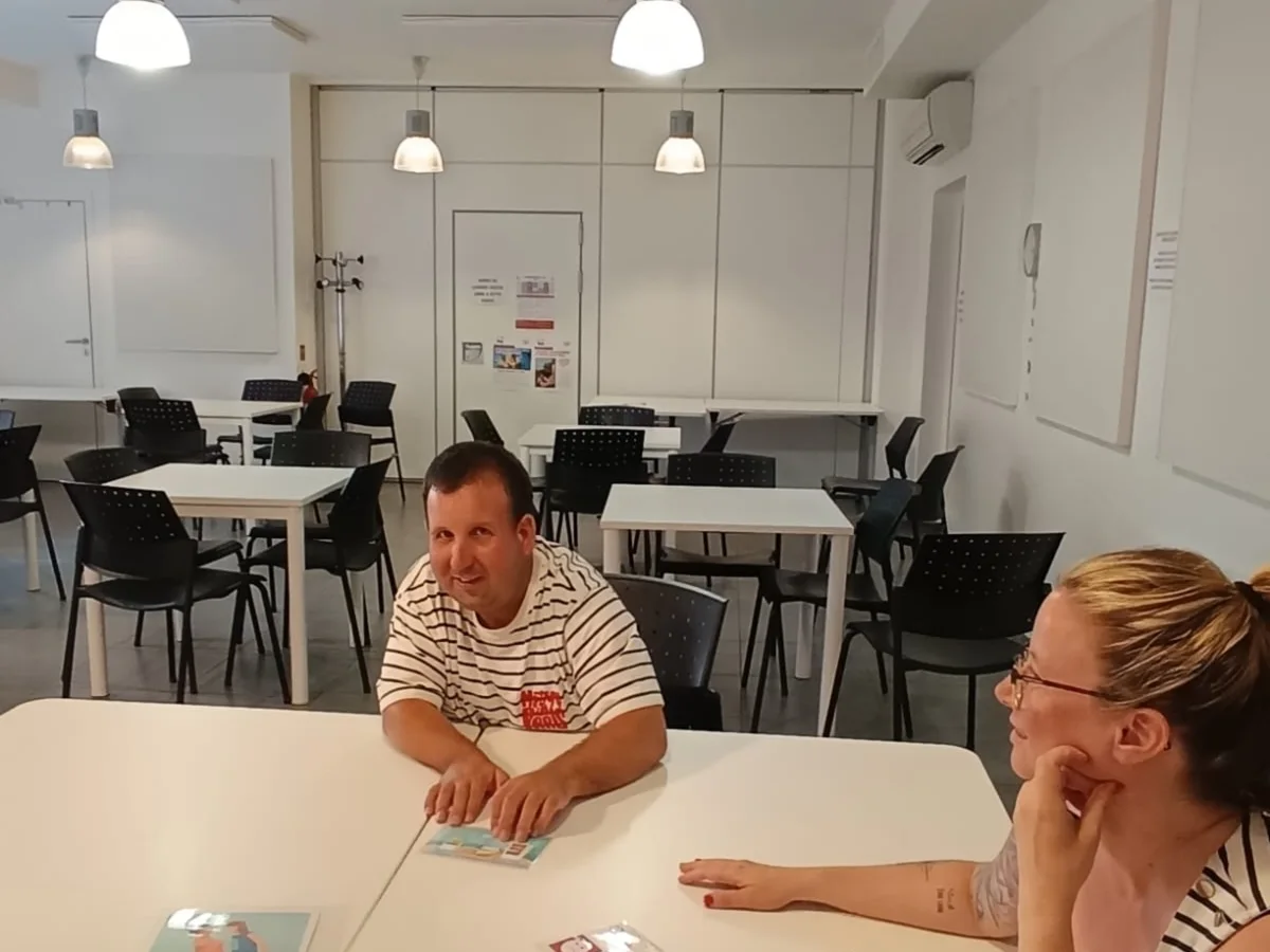 Discussion en petit groupe autour des supports de l'atelier