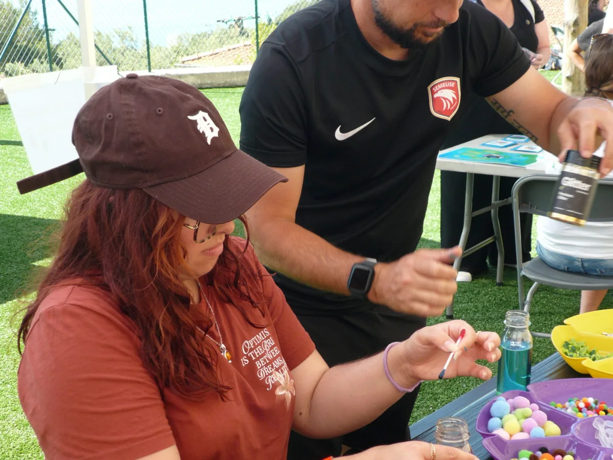 Deux animateurs manipulent les objets sensoriels sur le stand