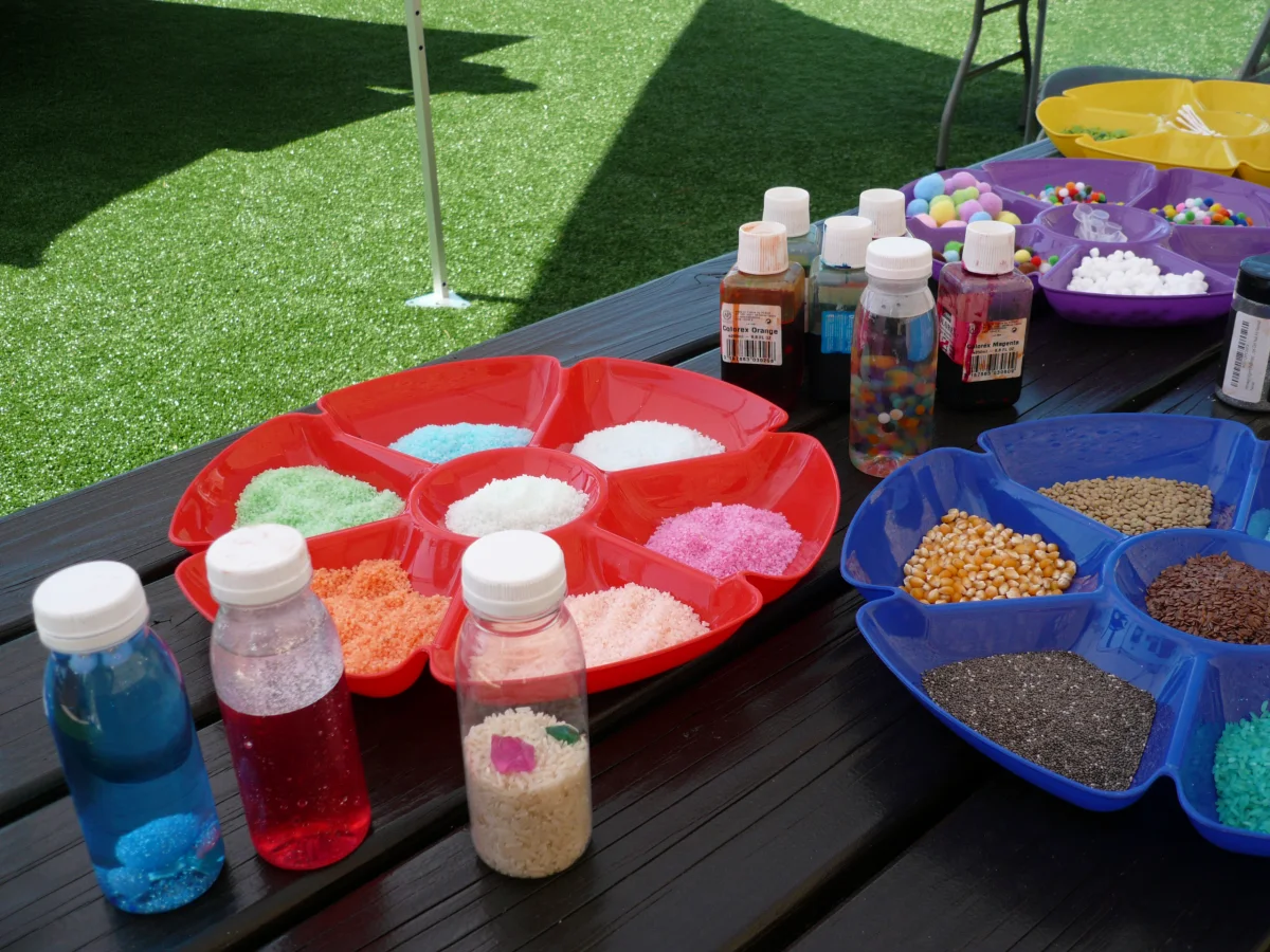 Atelier de création de bouteilles sensorielles
