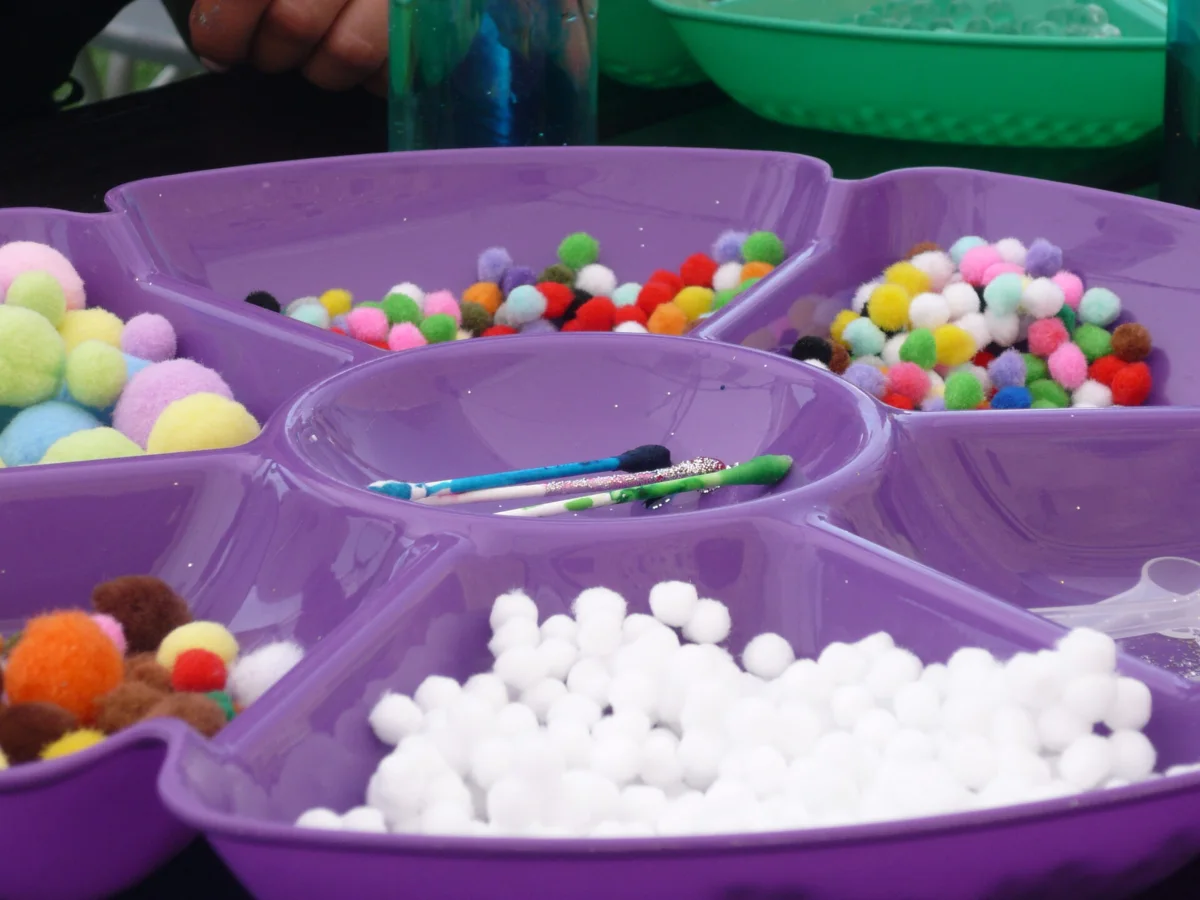 Préparation du matériel pour les bouteilles sensorielles