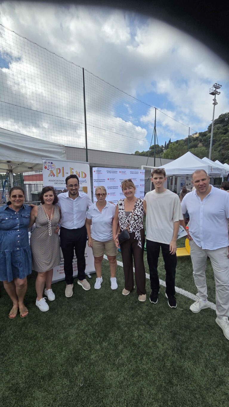 L'équipe d'API-END devant son stand au Forum des Sports et des Associations de Cagnes-sur-Mer