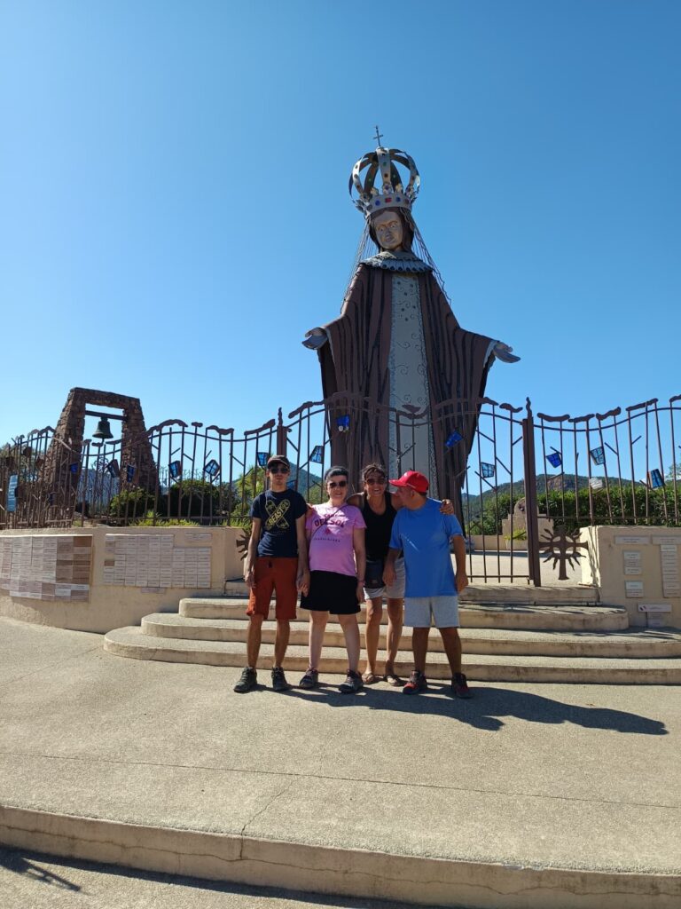 Le groupe d'API-END devant le mémorial de Notre-Dame d'Afrique à Théoule-sur-Mer